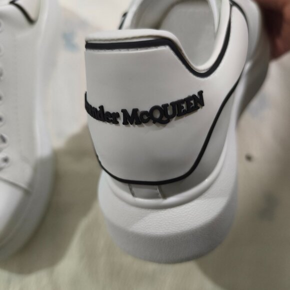 Alexander McQueen Signature Chunky Low-Top Casual Sneakers - Picture 5 of 7